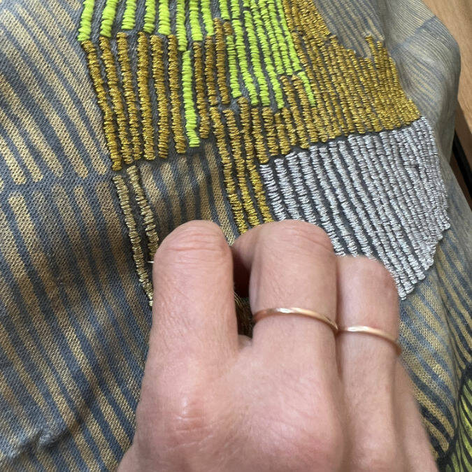 Zoom sur le travail de broderie d'art © réalisé par LABB, peintre, plasticienne